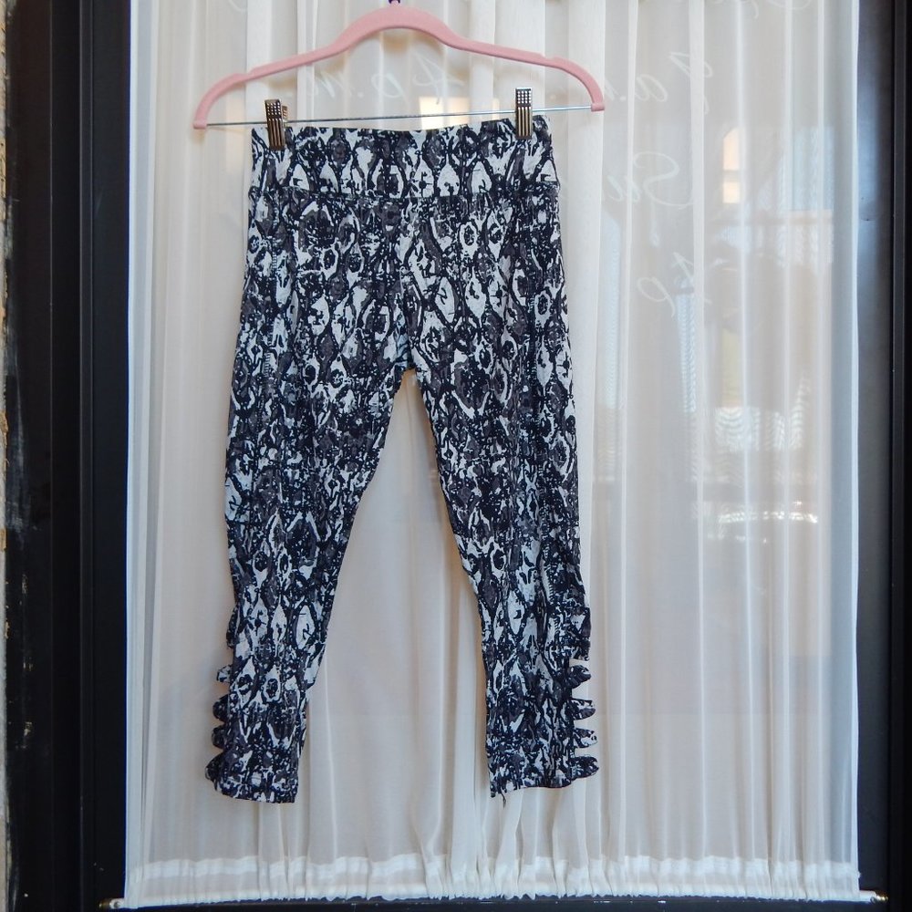 NWT AJ Activewear Capri Leggings Black & Gray